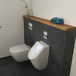 Kundenprojekt: Ablage im Badezimmer aus Eiche